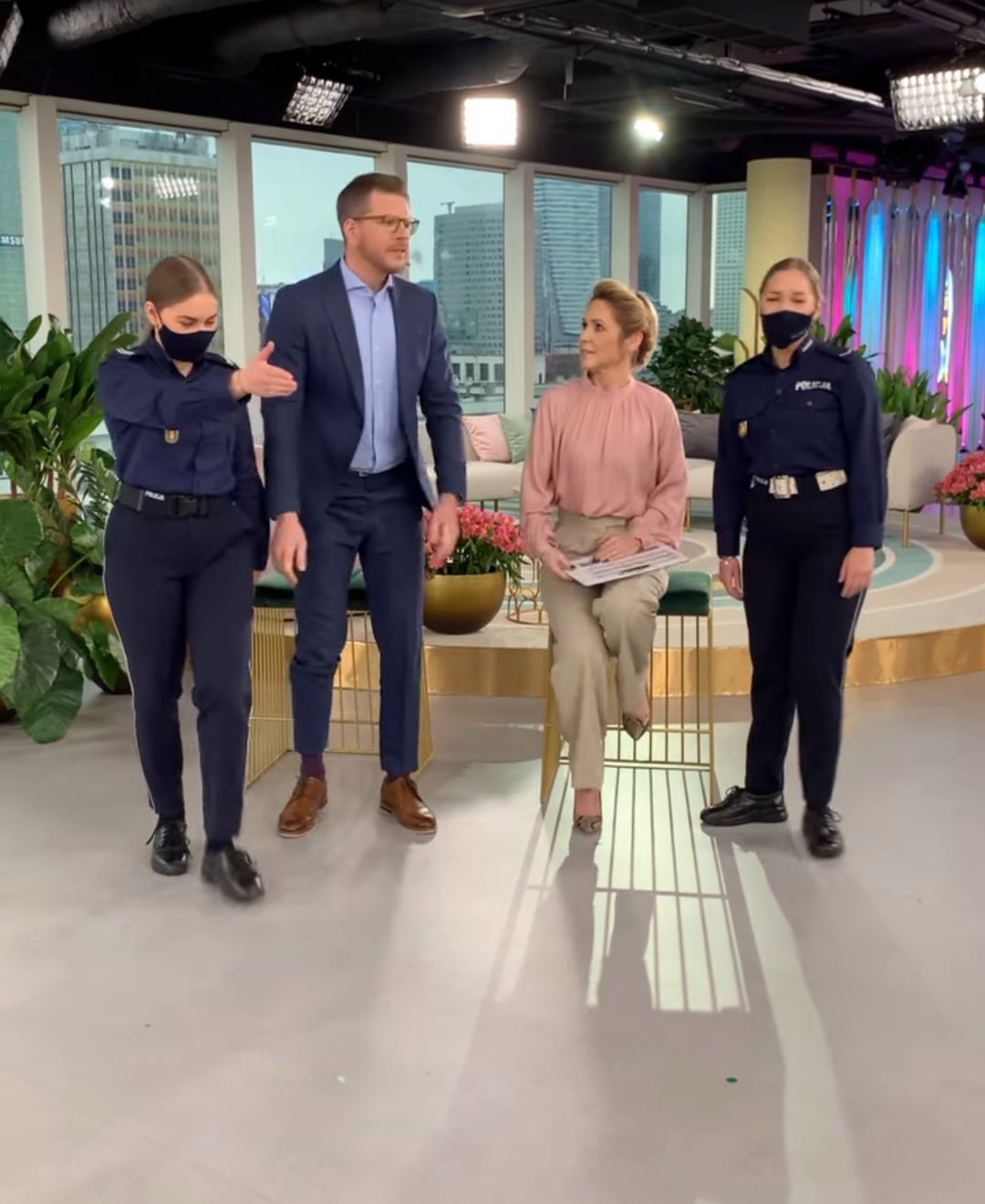 Małgorzata Ohme i Filip Chajzer z policją w Dzień Dobry TVN