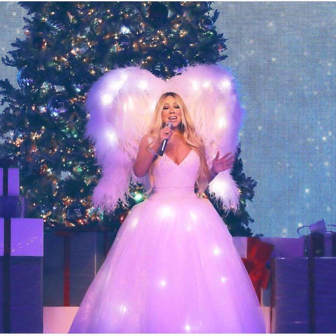 Mariah Carey w sukience ze skrzydłami