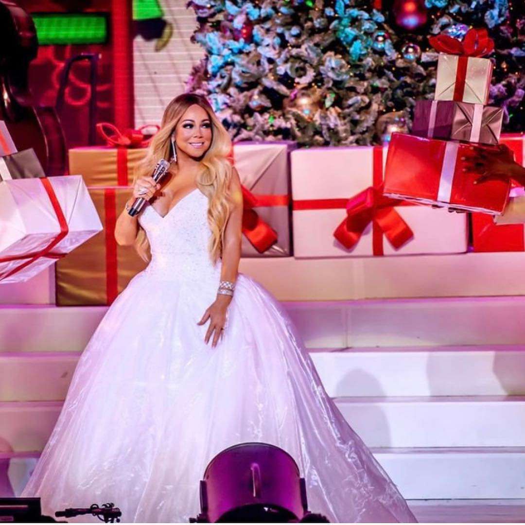 Świąteczne stylizacje Mariah Carey, 2018 rok