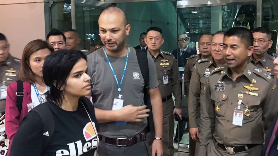 Rahaf al-Qunun wychodzi z lotniska w Bangkoku