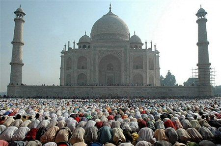 Słynny Tadż Mahal żółknie od zanieczyszczeń