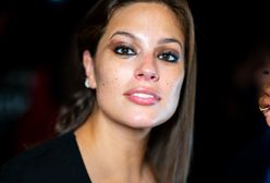 Ashley Graham ćwiczy jogę w trzecim trymestrze ciąży. Ta poza robi wrażenie!