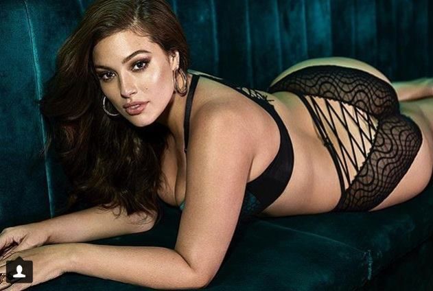 Ashley Graham na wielbłądzie. Zwróćcie uwagę na ten kostium