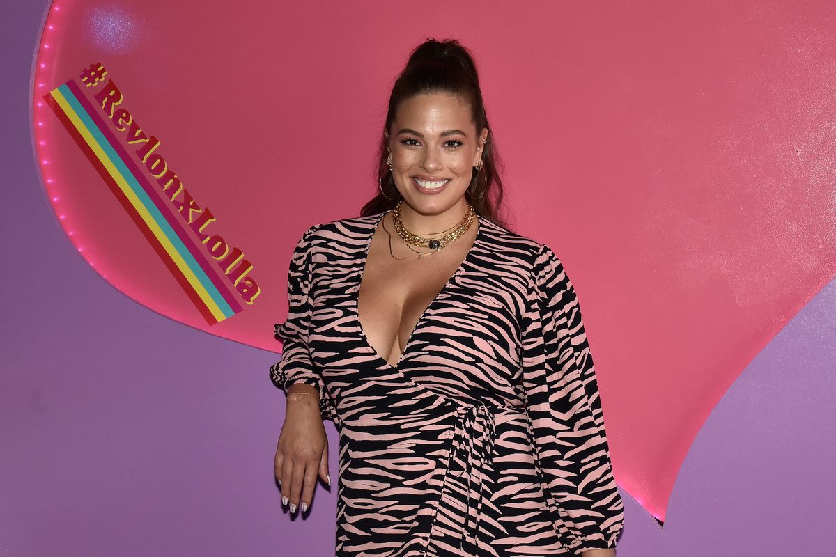 Ashley Graham, modelka plus size, zostanie mamą. Pokazała ciążowy brzuszek