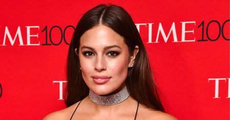 Ashley Graham w seksownej sukience a'la koszula nocna na gali "Time"