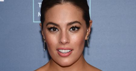Mała czarna nie musi być nudna. Ashley Graham odczarowuje klasyk