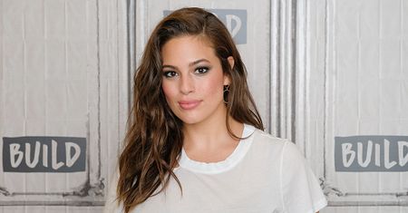 Ashley Graham w mini i obcisłym T-shircie. W prostocie siła