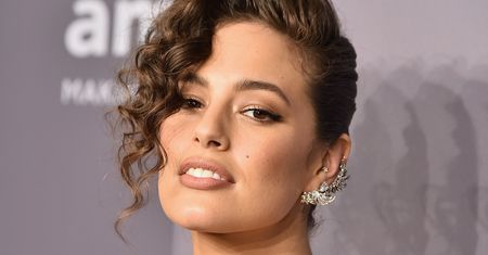 Hiszpański dekolt i głęboki rozporek. Ashley Graham seksowną kreacją kusi na gali