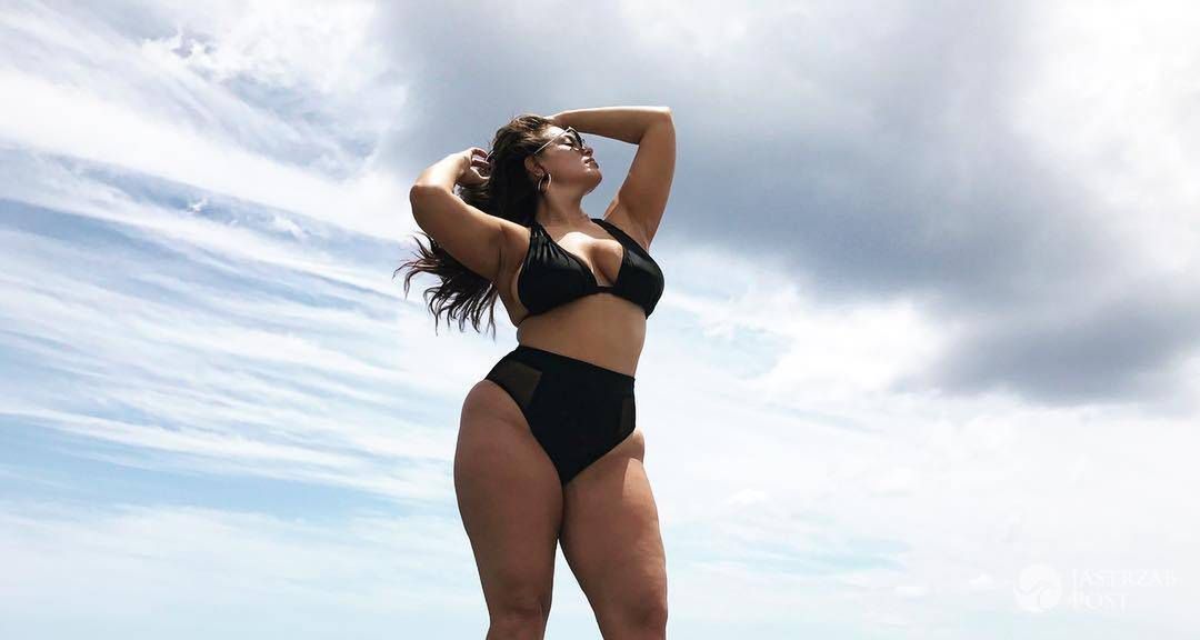 Ashley Graham z mężem figlują w basenie