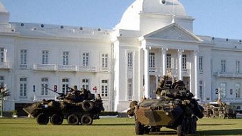 Wojska amerykańskie przed siedzibą prezydenta Haiti