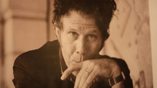 Tom Waits jest, przede wszystkim, utalentowanym autorem tekstów, kompozytorem i instrumentalistą, ikoną amerykańskiej muzyki.