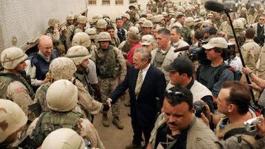 Donald Rumsfeld w więzieniu Abu Ghraib