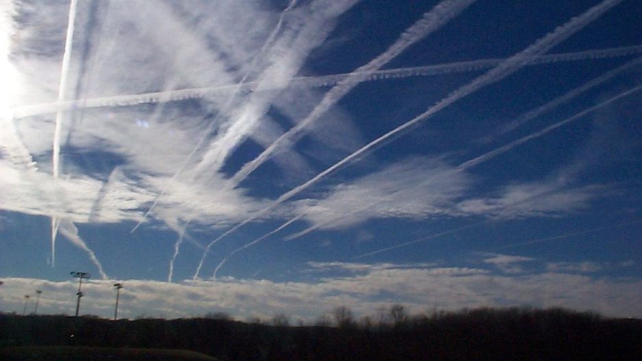Chemtrails, jedna z popularniejszych teorii spiskowych, która nie ma nic wspólnego z rzeczywistością