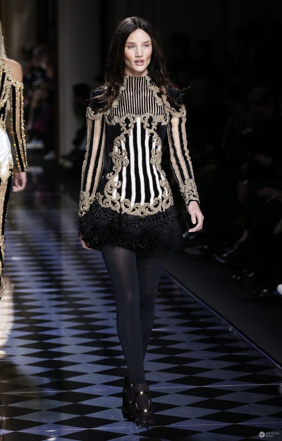 Rosie Huntington-Whiteley, pokaz Balmain jesień-zima 2016/2017 (fot. ONS)