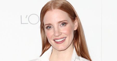 LOOK OF THE DAY: Jessica Chastain w obłędnej czerwonej spódnicy