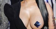 Tylko ona mogła się tak ubrać! Znana gwiazda zaskoczyła kontrowersyjną stylizacją podczas paryskiego Fashion Weeku