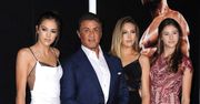 Sylvester Stallone musi być dumnym ojcem! Miss Złotych Globów w tym roku została nie jedna, a... TRZY jego córki! Ładne? [ZDJĘCIA]