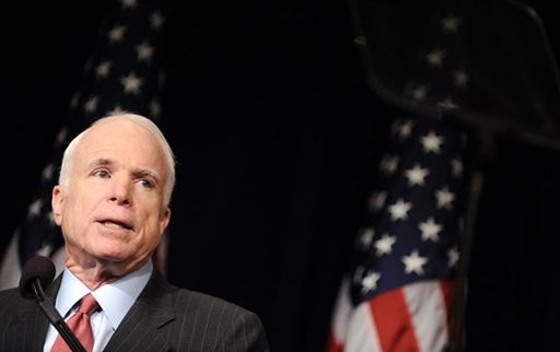 Obama ma niewielką przewagę nad McCainem