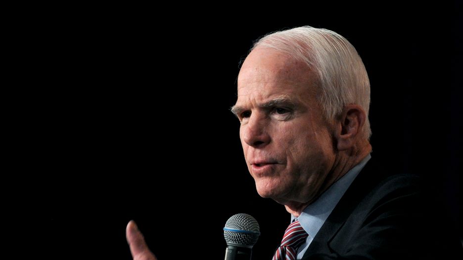 John McCain "żył życiem w służbie dla swojego kraju" - podkreśliła Hillary Clinton