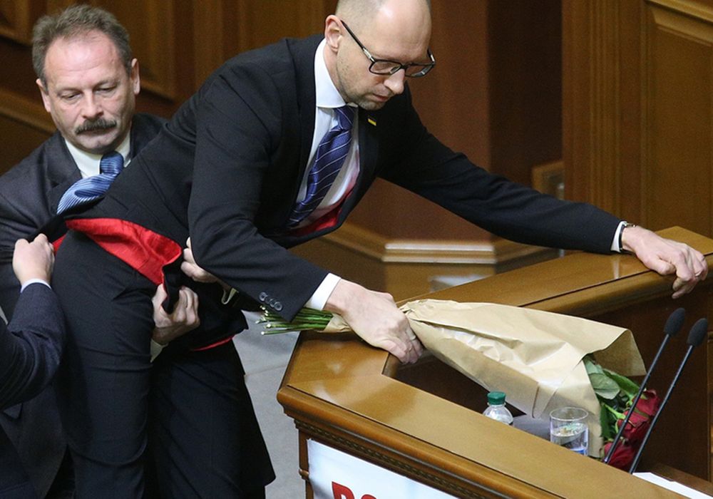 Premier Ukrainy wyciągnięty zza mównicy za krocze. Zobacz zdjęcia