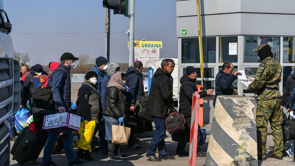 Ukraińcy od wtorku będą mogli przekroczyć granicę tylko samochodem, samolotem lub pociągiem.