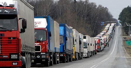 Przekazy pieniężne. Ekspert: "Ukraińcy nie ufają bankom, dlatego wysyłają gotówkę TIR-ami"