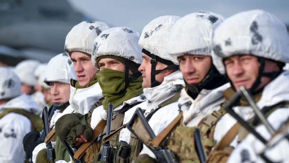 Ukraińscy spadochroniarze przed wyruszeniem na wschód kraju