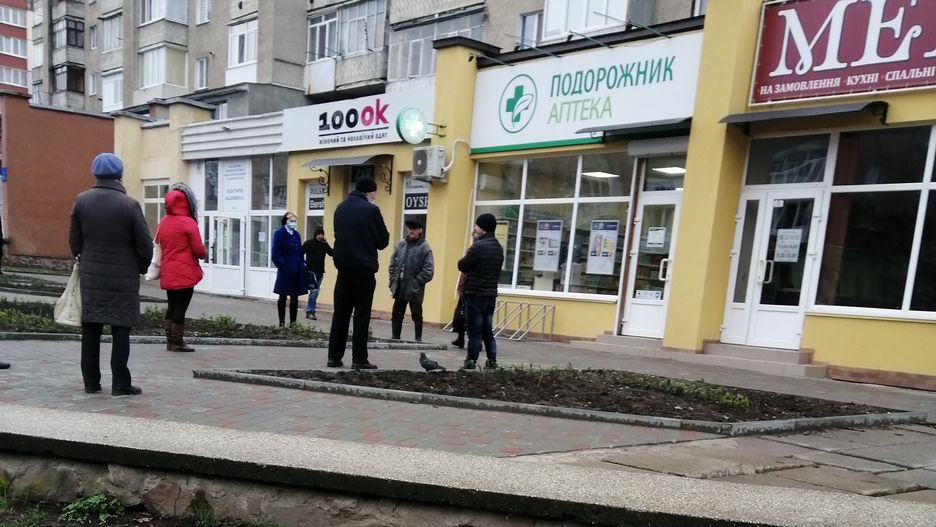 Koronawirus na Ukrainie. Kolejka do sklepu w Iwano-Frankiwsku - czekający zachowują pomiędzy sobą 2-3 metry odstępu.