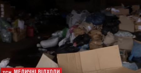 Przyszła wiosna, a mieszkańcy poczuli fetor. "Z paczek wypadały ręce, nogi"