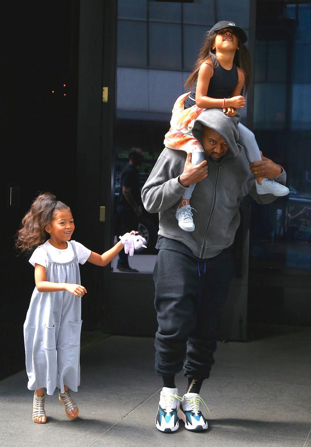 Kim Kardashian i Kanye West z North i Saintem na zakupach
