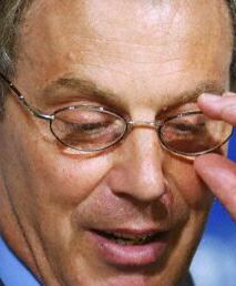 Brytyjczycy tracą wiarę w Blaira, ale wolą go od Howarda