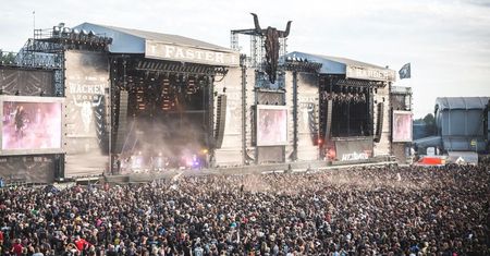 Uciekli z domu starców na festiwal muzyki metalowej. Wyprowadziła ich policja