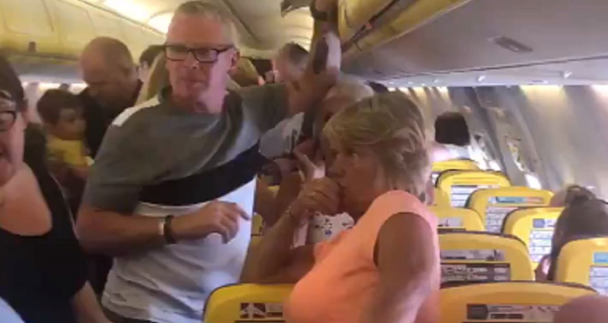 Ryanair rozwścieczył pasażerów. 12 godzin koszmaru w samolocie