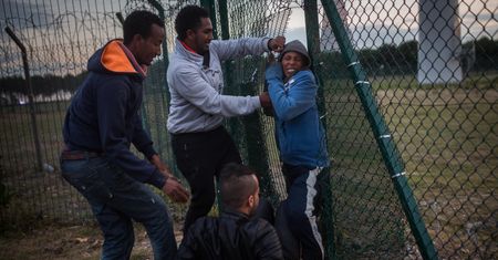 Imigranci gromadzą się w Calais. Przybywa ich z dnia na dzień