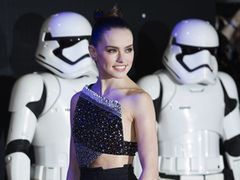 Daisy Ridley w "kosmicznej" sukni na premierze "Gwiezdnych wojen"