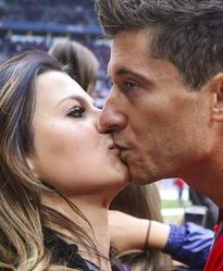 Anna Lewandowska całuje męża!