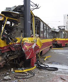 Tramwaj uderzył w słup