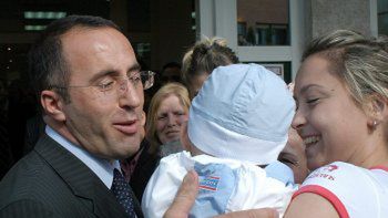Ramush Haradinaj z synem po przyjeździe do Prisztiny