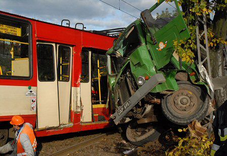 Zderzenie śmieciarki z tramwajem - 5 osób rannych