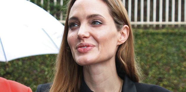 Angelina Jolie sprzedaje błyskotki i buduje szkoły