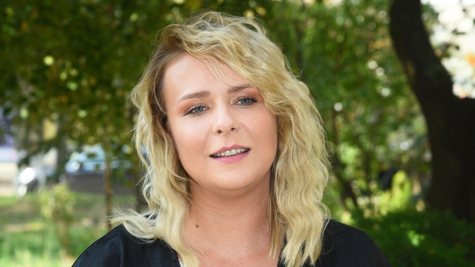Aneta Zając w dłuższych włosach i mocnym makijażu wygląda jak inna osoba