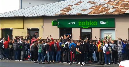 Szturm na Żabkę w Radomiu. Uczniowie domagali się więcej hot dogów