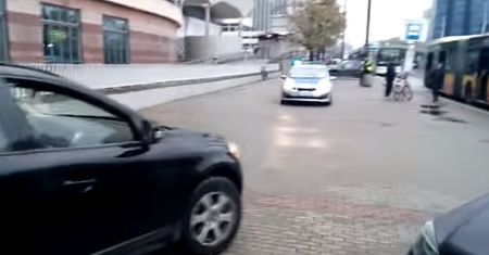 "Uwaga, wariat!" Szalona jazda wielkiego volvo po chodnikach Warszawy