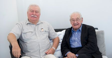 Pomylili Wałęsę z Wajdą. Uśmiercili byłego prezydenta
