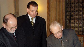 Reżyser Andrzej Wajda przekazuje rękopisy scenariuszy do swoich filmów