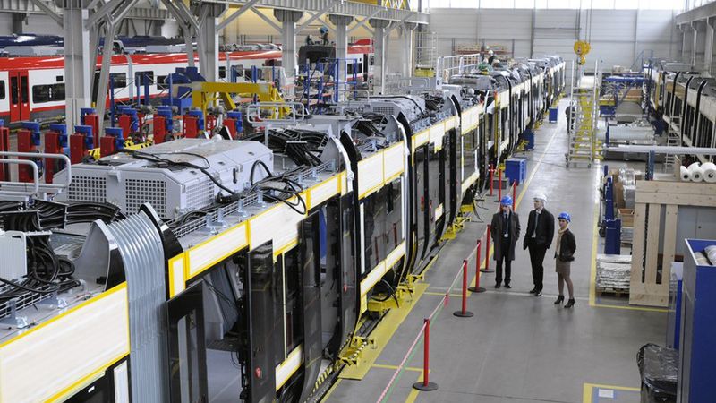 Za cztery lata po Warszawie będzie jeździć ponad pół tysiąca niskopodłogowych tramwajów