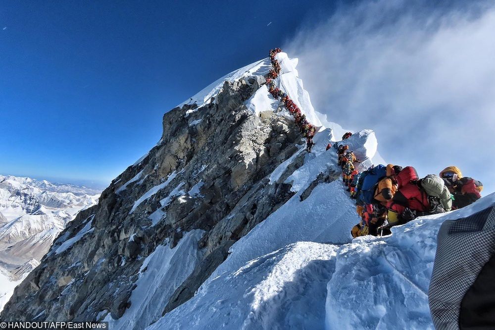 Mount Everest. Tragedia przez kolejkę na szczycie