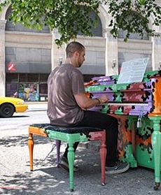 Pianino na środku chodnika