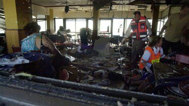 Ratownicy przeszukują zgliszcza restauracji "Maxim" w Hajfie