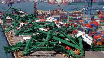 Połamane portowe dźwigi na nabrzeżu w Busan